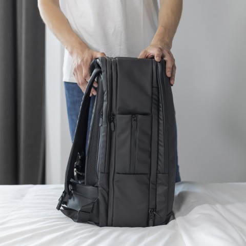 Onemate Rucksack Reisetasche Travel Backpack Ultimate mit Laptopfach 17.3 Zoll Volumen 40 Liter Grau