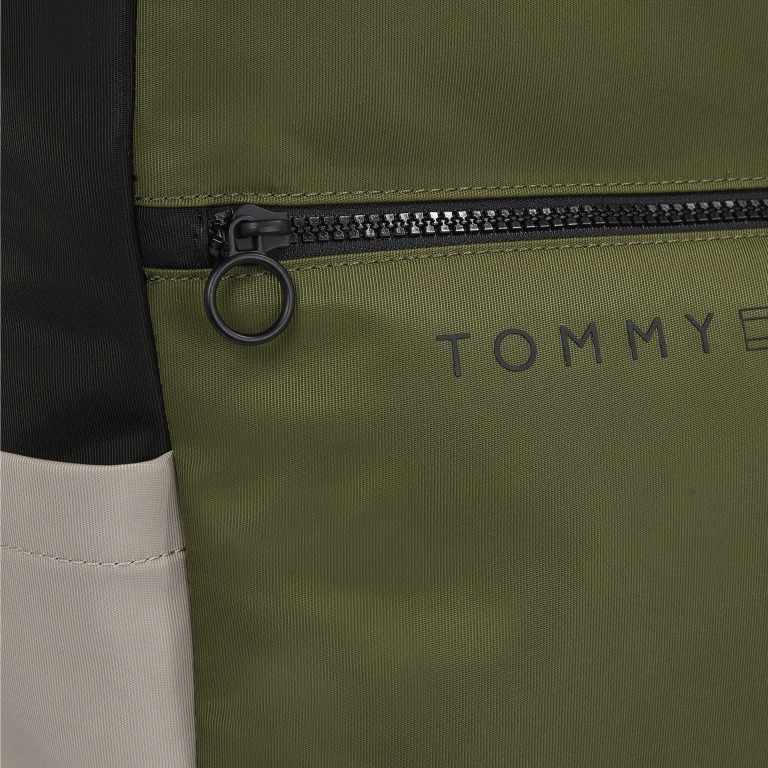 Rucksack Urban Essential Rolltop Backpack mit Laptopfach 15 Zoll Mentor Green, Farbe: grün/oliv, Marke: Tommy Hilfiger, EAN: 8720643576015, Abmessungen in cm: 30x47x13, Bild 4 von 4