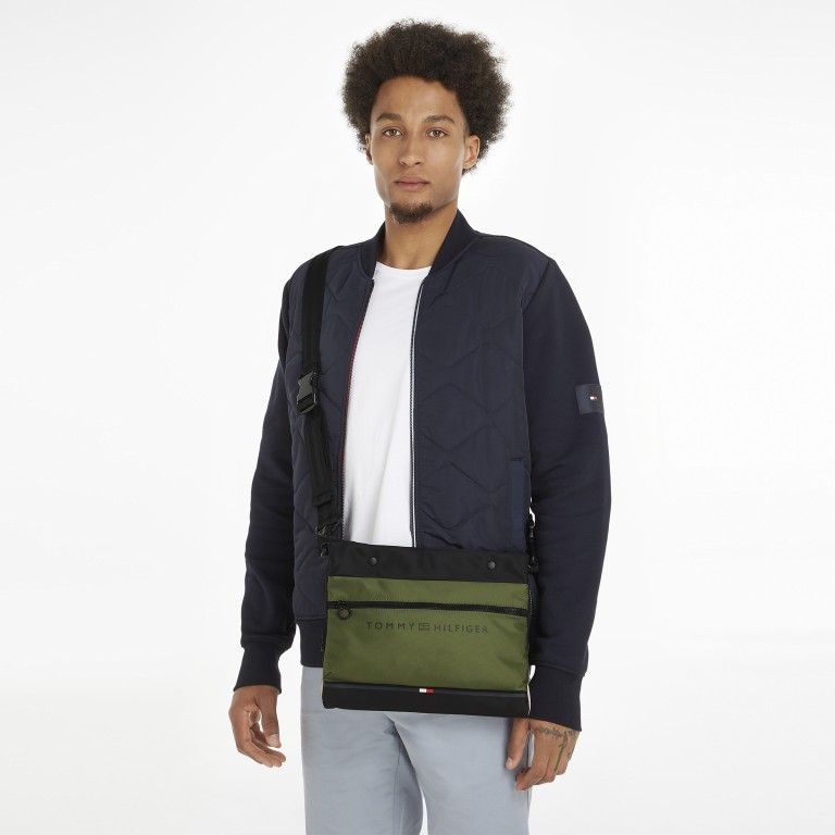 Umhängetasche Urban Essential Crossover Bag Mentor Green, Farbe: grün/oliv, Marke: Tommy Hilfiger, EAN: 8720643579177, Abmessungen in cm: 30x24x2, Bild 3 von 4