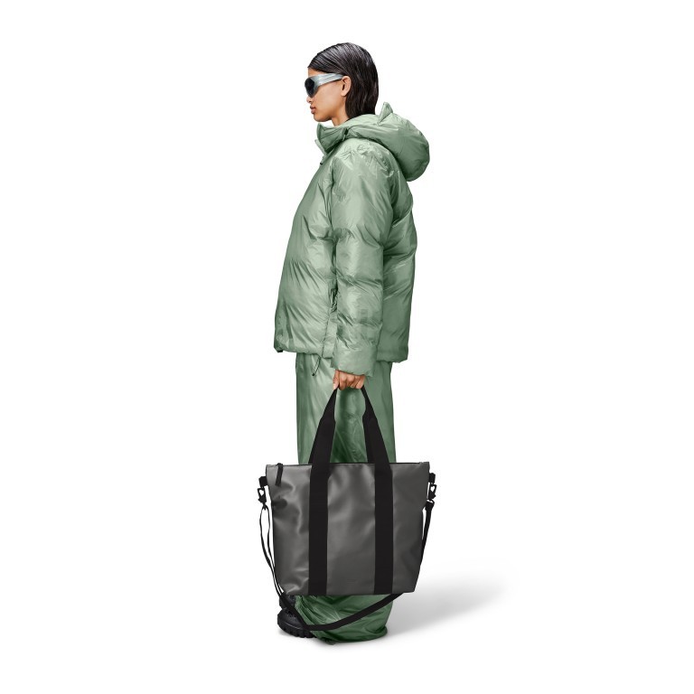 Shopper Tote Bag Mini Metallic Grey, Farbe: grau, Marke: Rains, EAN: 5711747557928, Abmessungen in cm: 35x36x13, Bild 4 von 4