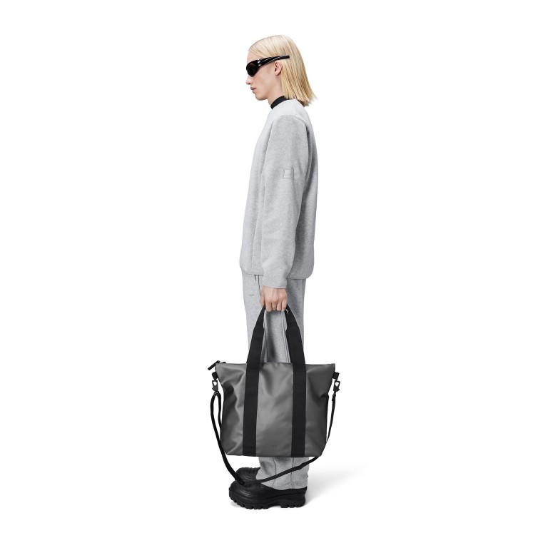 Shopper Tote Bag Mini Metallic Grey, Farbe: grau, Marke: Rains, EAN: 5711747557928, Abmessungen in cm: 35x36x13, Bild 3 von 4