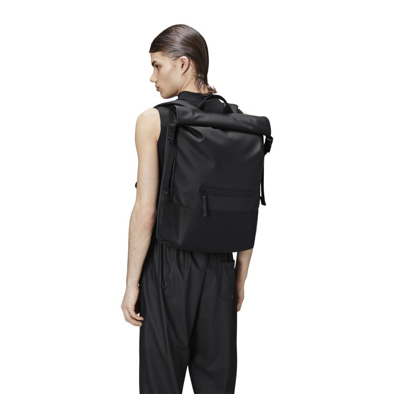 Rucksack Trail Rolltop Backpack mit Laptopfach 15 Zoll Black, Farbe: schwarz, Marke: Rains, EAN: 5711747558703, Abmessungen in cm: 36x47x13, Bild 3 von 5