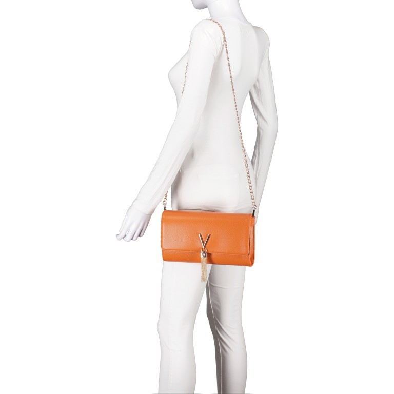 Umhängetasche Divina Arancio, Farbe: orange, Marke: Valentino Bags, EAN: 8054942005380, Abmessungen in cm: 27x16x6, Bild 4 von 6