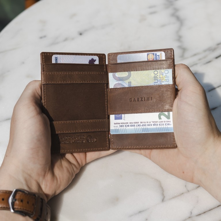 Geldbörse Essenziale Magic AirTag Wallet mit RFID-Schutz Brown, Farbe: braun, Marke: Garzini, EAN: 5430003139257, Abmessungen in cm: 7.5x10.8x1.8, Bild 7 von 8
