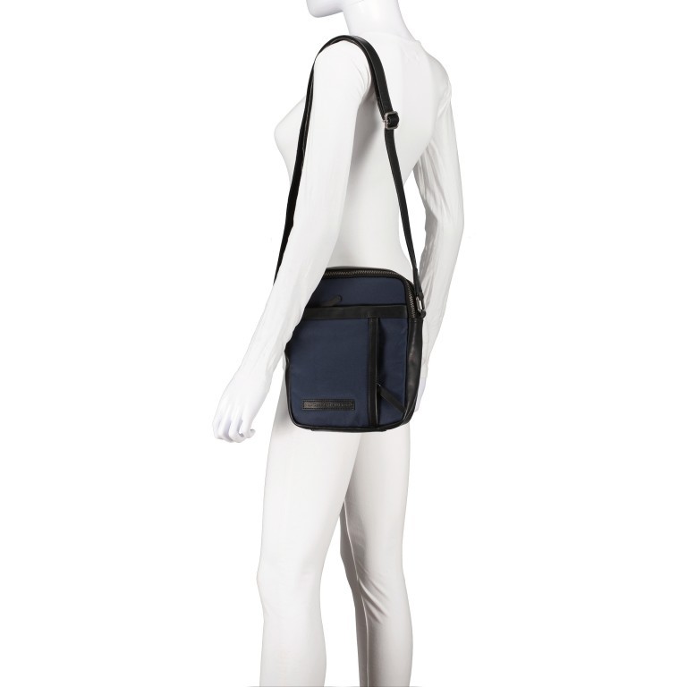 Umhängetasche Nylon & Wax Pull Up Arendal Navy, Farbe: blau/petrol, Marke: The Chesterfield Brand, EAN: 8719241108278, Abmessungen in cm: 20x27x7, Bild 4 von 8