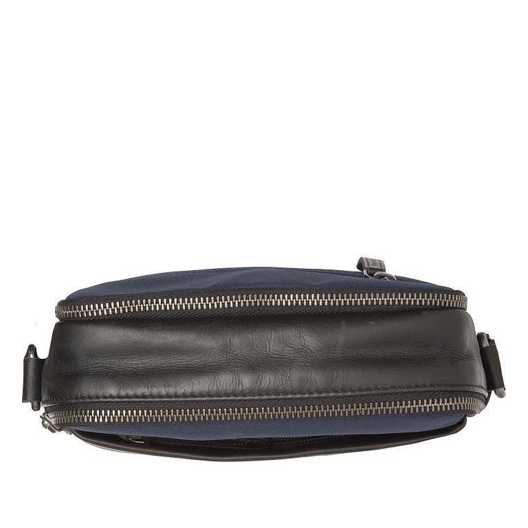 Umhängetasche Nylon & Wax Pull Up Arendal Navy, Farbe: blau/petrol, Marke: The Chesterfield Brand, EAN: 8719241108278, Abmessungen in cm: 20x27x7, Bild 3 von 8