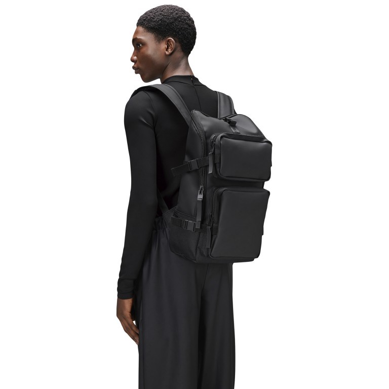 Rucksack Trail Cargo Backpack mit Laptopfach 13 Zoll Black, Farbe: schwarz, Marke: Rains, EAN: 5711747558741, Abmessungen in cm: 26x45x12, Bild 4 von 5