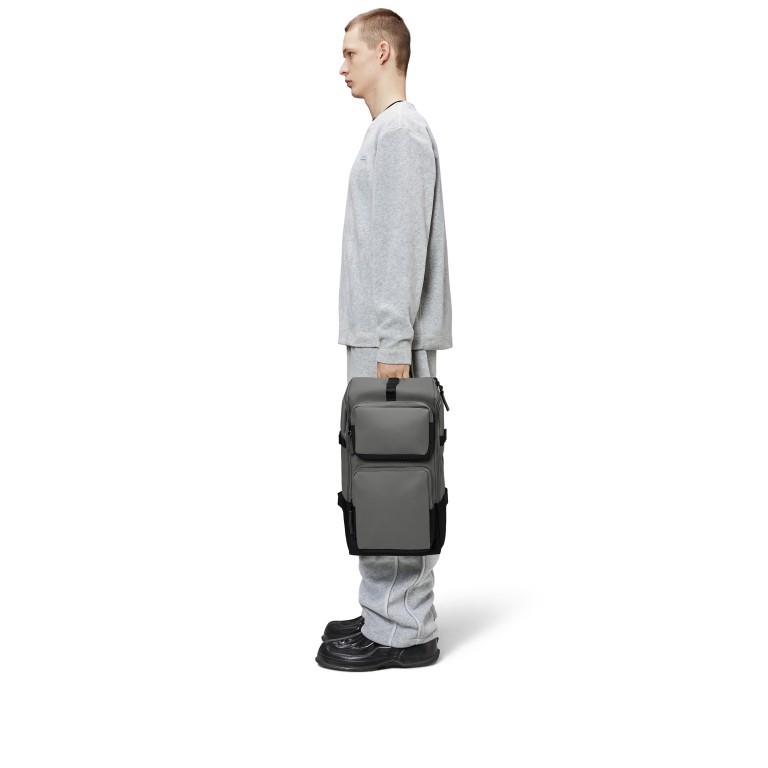 Rucksack Trail Cargo Backpack mit Laptopfach 13 Zoll Grey, Farbe: grau, Marke: Rains, EAN: 5711747571085, Abmessungen in cm: 26x45x12, Bild 3 von 5