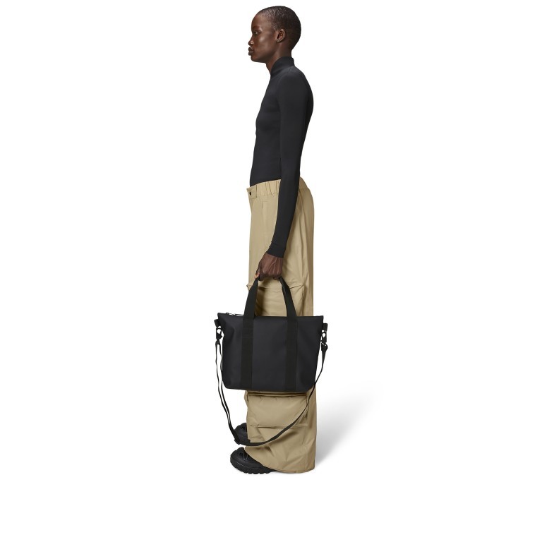 Handtasche Tote Bag Micro Black, Farbe: schwarz, Marke: Rains, EAN: 5711747557980, Abmessungen in cm: 36x28x8, Bild 3 von 4