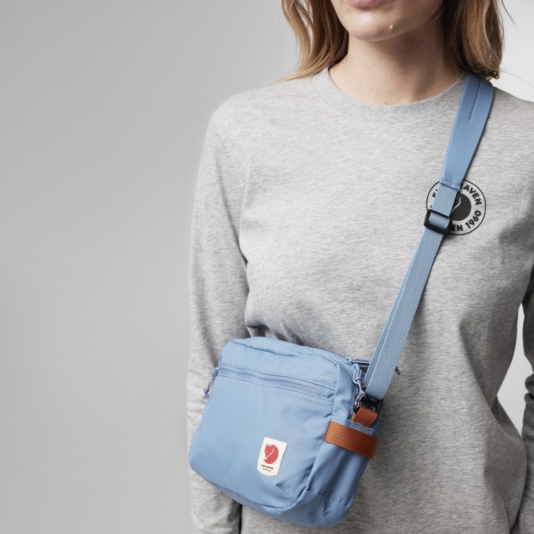 Umhängetasche / Gürteltasche High Coast Crossbody, Farbe: schwarz, blau/petrol, grün/oliv, rot/weinrot, beige, Marke: Fjällräven, Abmessungen in cm: 24x16x7, Bild 4 von 8