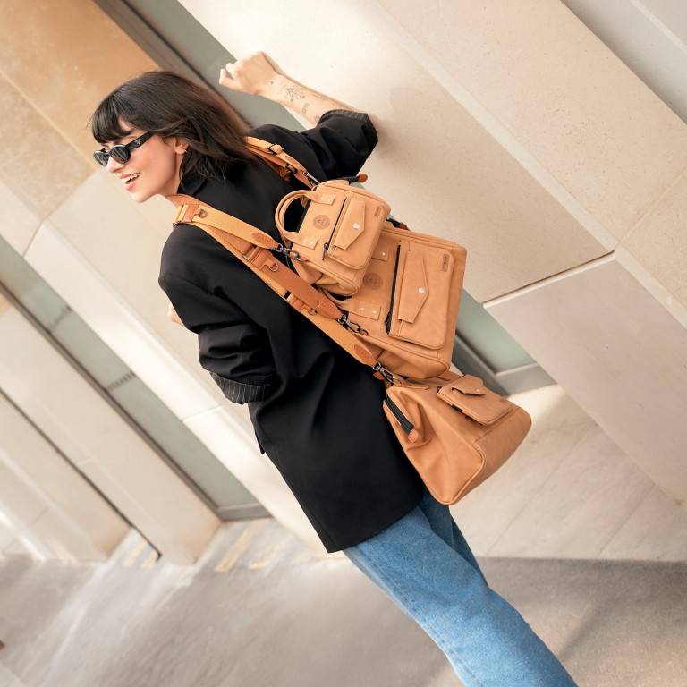 Umhängetasche Crossbody S, Farbe: anthrazit, cognac, rot/weinrot, beige, Marke: Cabaia, Abmessungen in cm: 18x14x7.5, Bild 4 von 5
