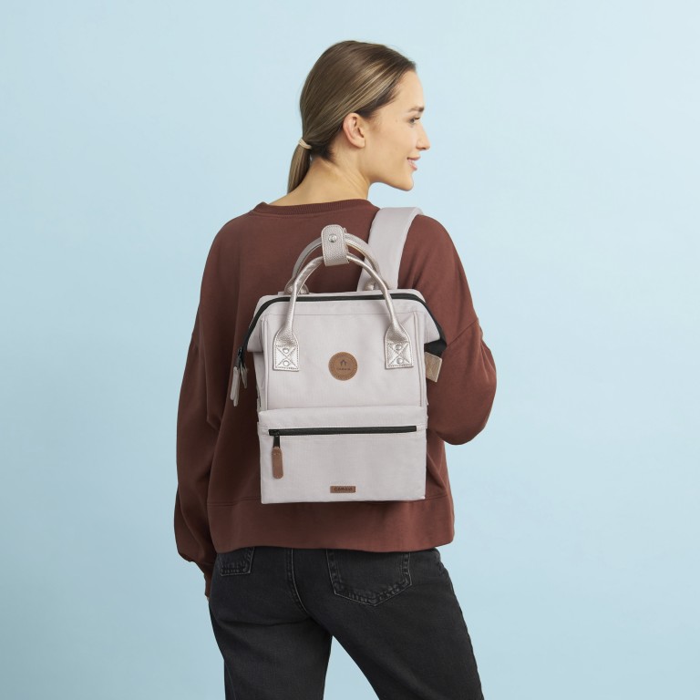 Rucksack Adventurer Small Alger mit zwei auswechselbaren Vortaschen Sand, Farbe: beige, Marke: Cabaia, EAN: 3701328376149, Abmessungen in cm: 23x32x13, Bild 7 von 10