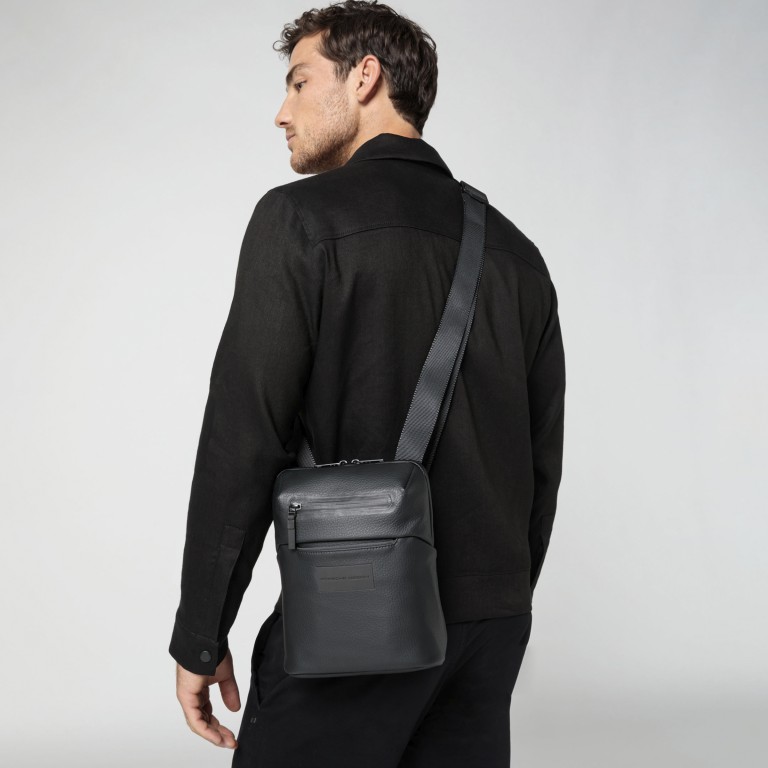 Umhängetasche Urban Eco Leather Shoulder Bag S RL Black, Farbe: schwarz, Marke: Porsche Design, EAN: 4056487052359, Abmessungen in cm: 21x26x7, Bild 4 von 5