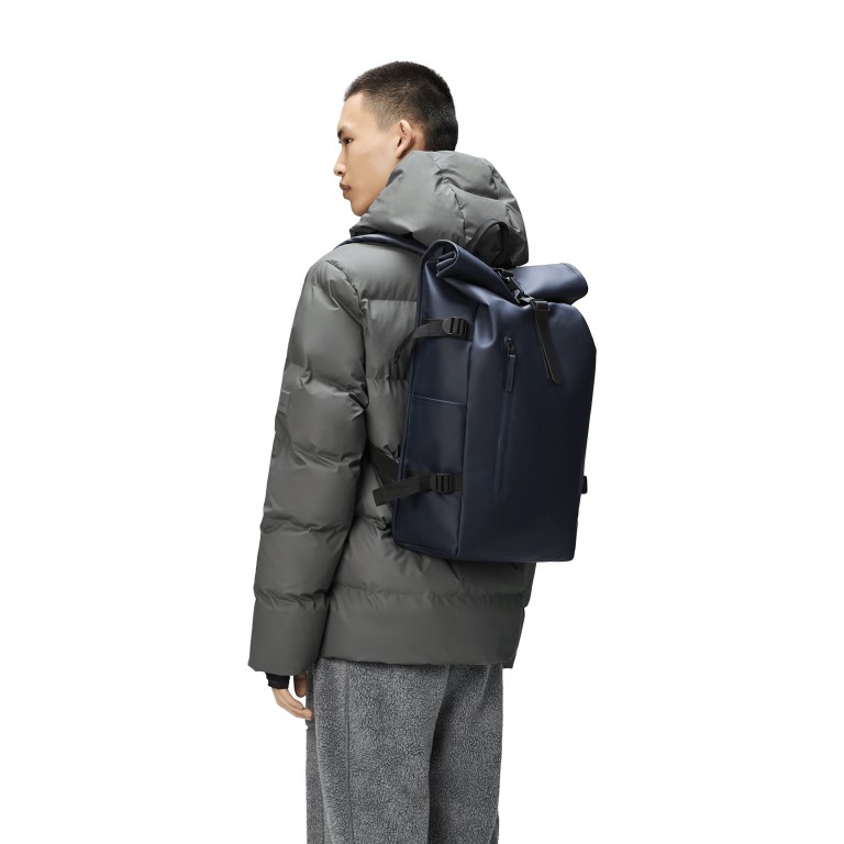 Rucksack Rolltop Large Navy, Farbe: blau/petrol, Marke: Rains, EAN: 5711747604226, Abmessungen in cm: 32x52x14, Bild 4 von 4