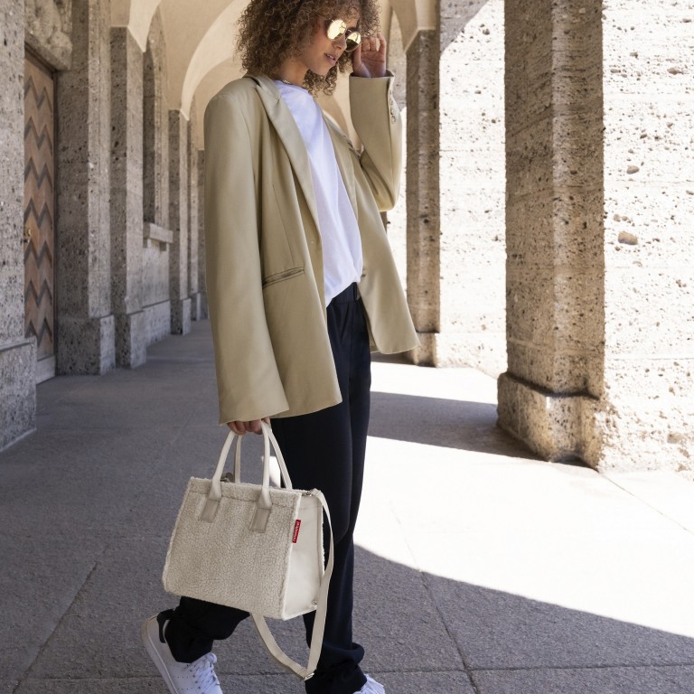 Handtasche Daily Shopper XS Teddy Sand, Farbe: beige, Marke: Reisenthel, EAN: 4012013744921, Abmessungen in cm: 27x21x14, Bild 4 von 7
