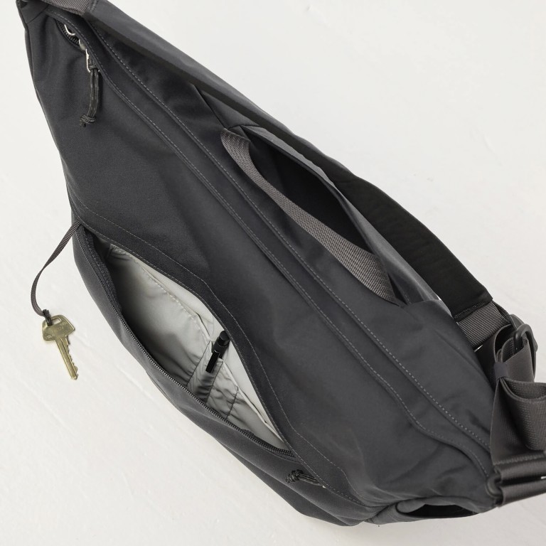 Beuteltasche Färden Crossbody mit Laptopfach 15 Zoll Coal Black, Farbe: schwarz, Marke: Fjällräven, EAN: 7323451155475, Abmessungen in cm: 50x33x18.5, Bild 12 von 12