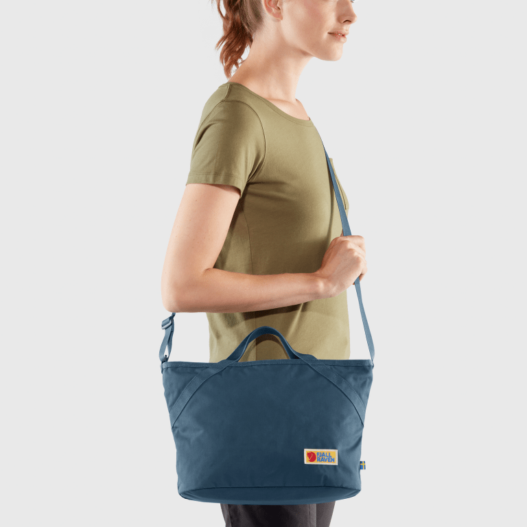 Tasche Vardag Crossbody, Farbe: schwarz, anthrazit, blau/petrol, braun, cognac, grün/oliv, flieder/lila, Marke: Fjällräven, Abmessungen in cm: 26x24x12, Bild 3 von 5