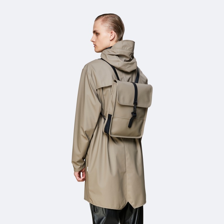 Rucksack Backpack Micro Taupe, Farbe: taupe/khaki, Marke: Rains, EAN: 5711747472313, Abmessungen in cm: 27x33x7, Bild 4 von 5