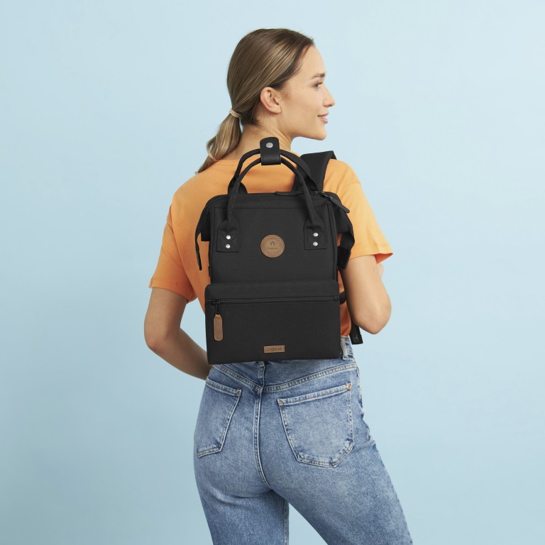 Rucksack Adventurer Small mit zwei auswechselbaren Vortaschen, Farbe: schwarz, grün/oliv, gelb, beige, Marke: Cabaia, Abmessungen in cm: 23x32x13, Bild 7 von 10