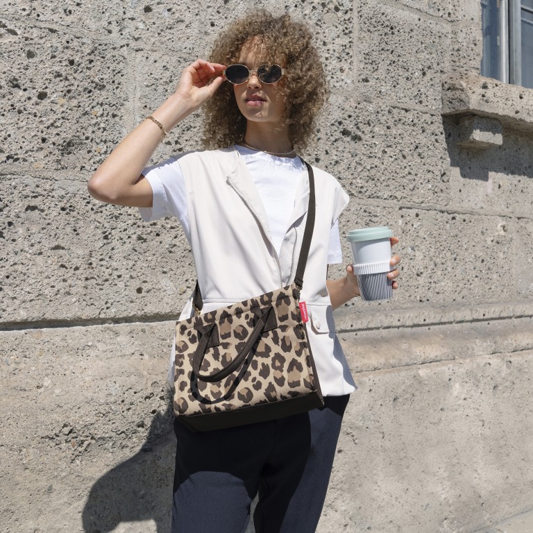 Handtasche Daily Shopper XS, Farbe: braun, beige, Marke: Reisenthel, Abmessungen in cm: 27x21x14, Bild 6 von 8