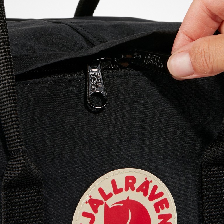 Rucksack Kånken Laptop 17 Zoll Graphite, Farbe: anthrazit, Marke: Fjällräven, EAN: 7392158692460, Abmessungen in cm: 30x42x18, Bild 11 von 15