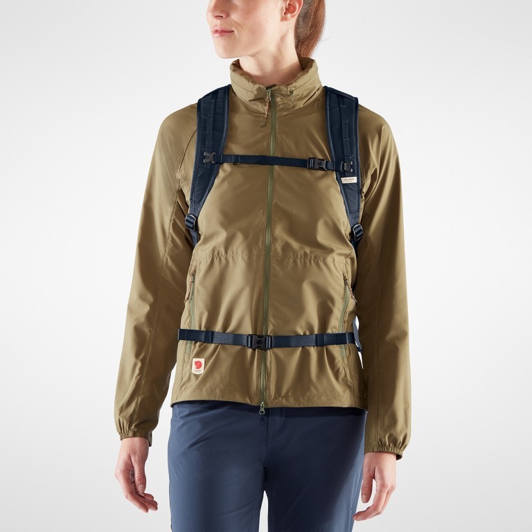 Rucksack High Coast Foldsack Volumen 24 Liter, Farbe: schwarz, anthrazit, grau, blau/petrol, taupe/khaki, grün/oliv, rot/weinrot, rosa/pink, orange, gelb, beige, Marke: Fjällräven, Abmessungen in cm: 26x45x20, Bild 4 von 11