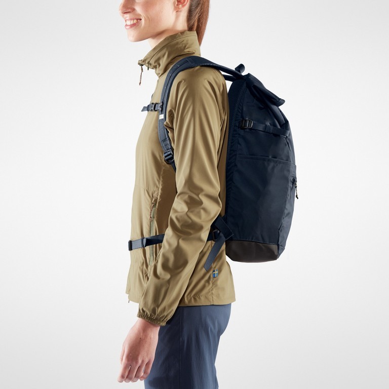 Rucksack High Coast Foldsack Volumen 24 Liter, Farbe: schwarz, anthrazit, grau, blau/petrol, taupe/khaki, grün/oliv, rot/weinrot, rosa/pink, orange, gelb, beige, Marke: Fjällräven, Abmessungen in cm: 26x45x20, Bild 5 von 11
