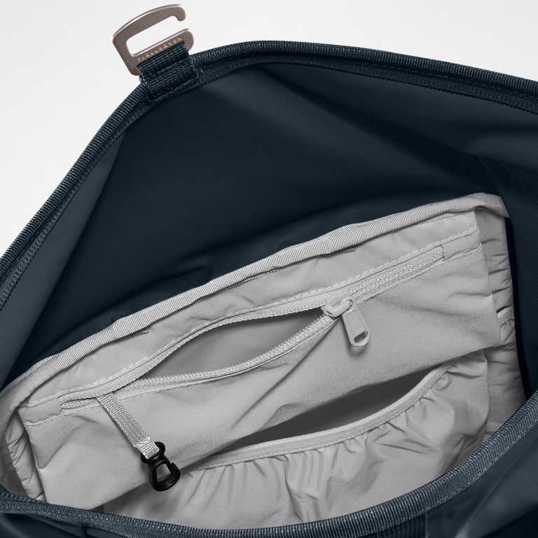 Rucksack High Coast Foldsack Volumen 24 Liter, Farbe: schwarz, anthrazit, grau, blau/petrol, taupe/khaki, grün/oliv, rot/weinrot, rosa/pink, orange, gelb, beige, Marke: Fjällräven, Abmessungen in cm: 26x45x20, Bild 7 von 11