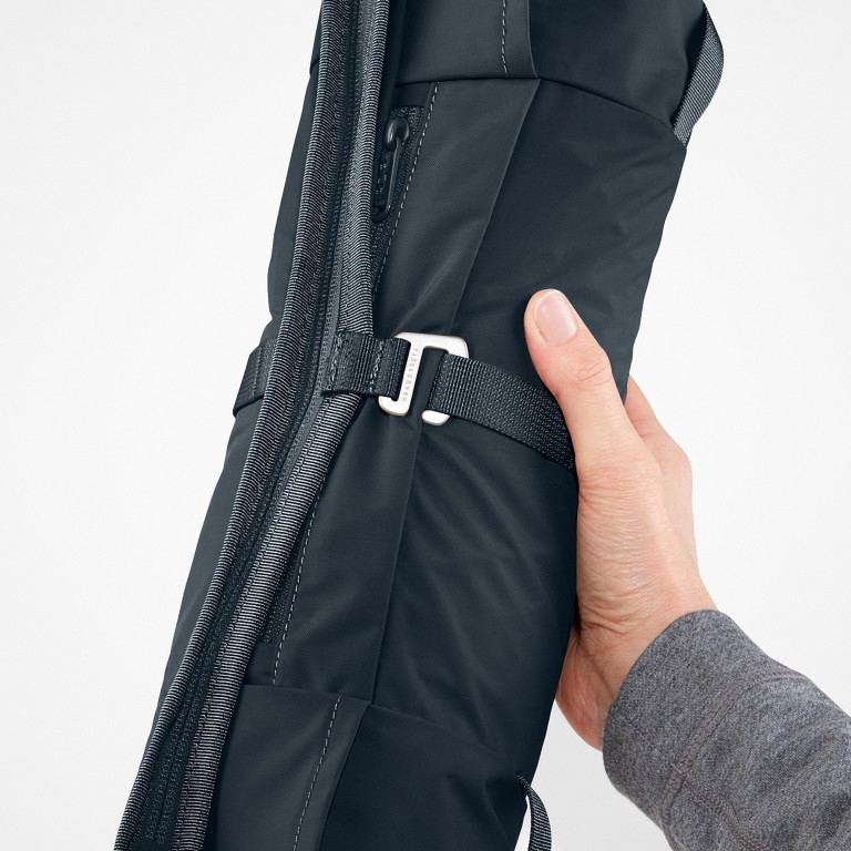 Rucksack High Coast Foldsack Volumen 24 Liter, Farbe: schwarz, anthrazit, grau, blau/petrol, taupe/khaki, grün/oliv, rot/weinrot, rosa/pink, orange, gelb, beige, Marke: Fjällräven, Abmessungen in cm: 26x45x20, Bild 10 von 11
