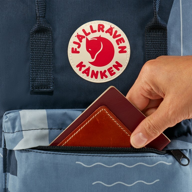 Rucksack Kånken Art Ocean Deep, Farbe: blau/petrol, Marke: Fjällräven, EAN: 7323450689940, Abmessungen in cm: 27x38x13, Bild 9 von 15