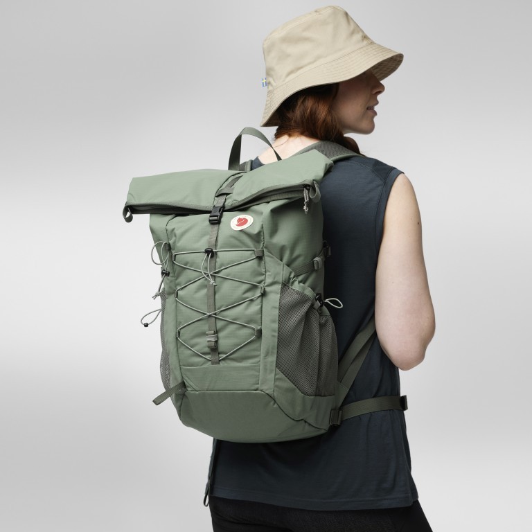 Rucksack Abisko Hike Foldsack, Farbe: schwarz, grau, blau/petrol, grün/oliv, Marke: Fjällräven, Abmessungen in cm: 26x53x20, Bild 5 von 9