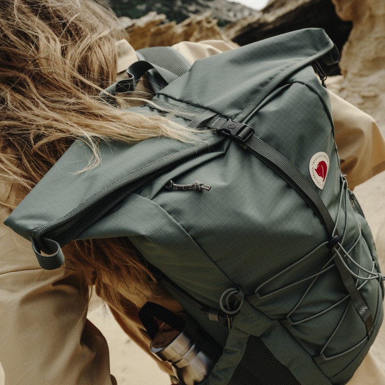 Rucksack Abisko Hike Foldsack, Farbe: schwarz, grau, blau/petrol, grün/oliv, Marke: Fjällräven, Abmessungen in cm: 26x53x20, Bild 7 von 9