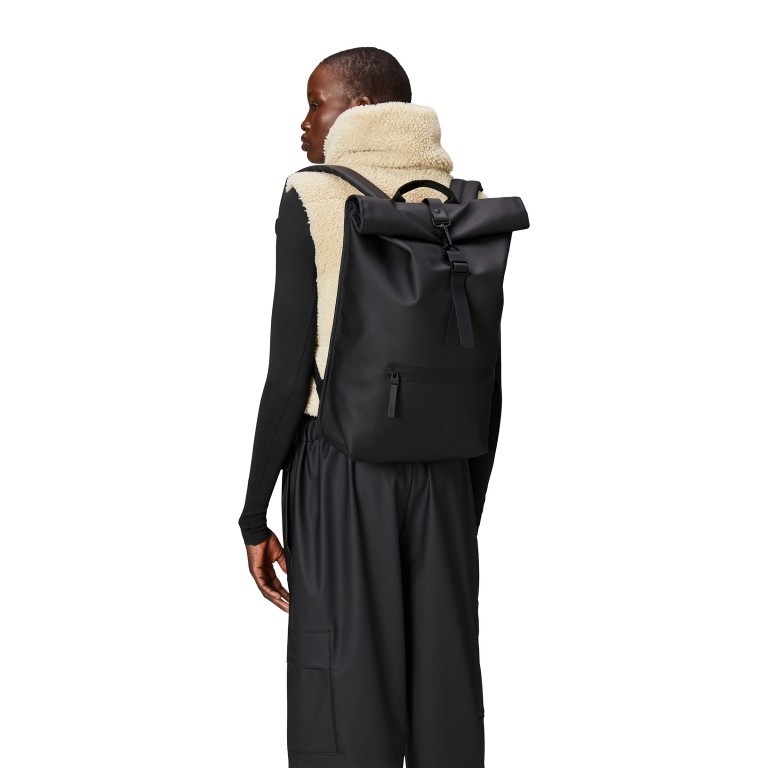 Rucksack Rolltop mit Laptopfach 16 Zoll, Farbe: schwarz, grau, blau/petrol, grün/oliv, beige, Marke: Rains, Abmessungen in cm: 32x48x11, Bild 4 von 5
