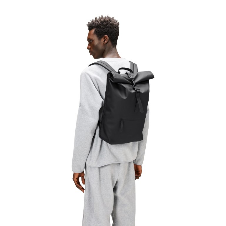 Rucksack Rolltop mit Laptopfach 16 Zoll, Farbe: schwarz, grau, blau/petrol, grün/oliv, beige, Marke: Rains, Abmessungen in cm: 32x48x11, Bild 3 von 5