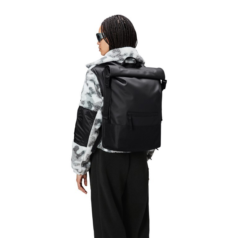 Rucksack Trail Rolltop Backpack mit Laptopfach 15 Zoll, Farbe: schwarz, grau, blau/petrol, Marke: Rains, Abmessungen in cm: 36x47x13, Bild 4 von 5