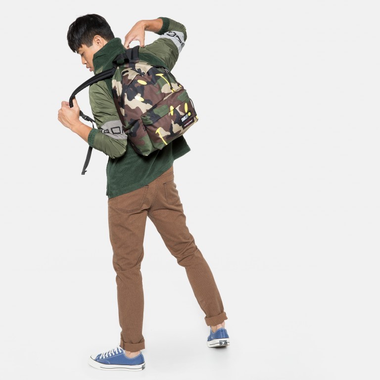 Rucksack Padded Pak'r Smiley Camo, Farbe: grün/oliv, Marke: Eastpak, EAN: 5400879216253, Abmessungen in cm: 32x39x17, Bild 3 von 8