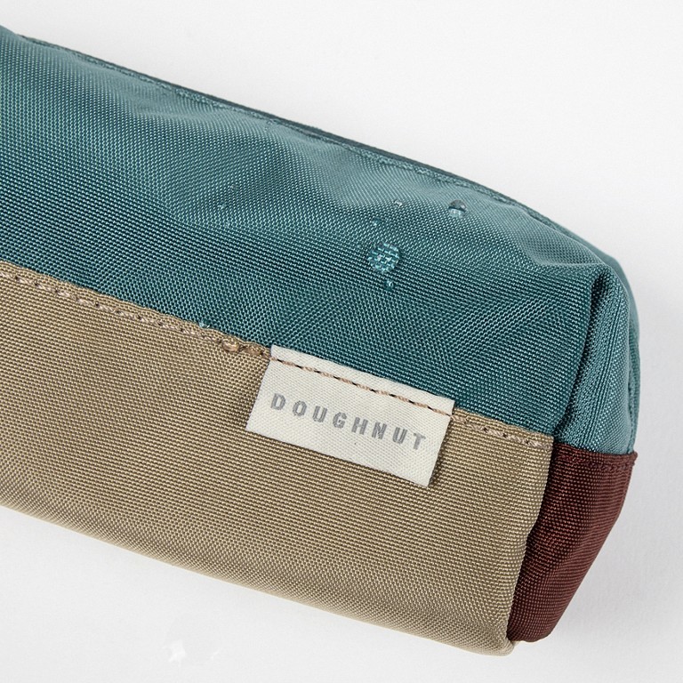 Schlampermäppchen Pen Case Glossy Blocking Series Navy Mastard, Farbe: blau/petrol, Marke: Doughnut, EAN: 4895222503509, Abmessungen in cm: 18x6.5x5.5, Bild 4 von 4