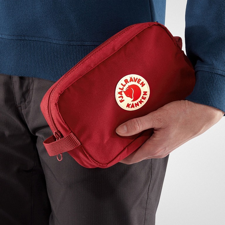 Kosmetiktasche Kånken Gear Bag Ox Red, Farbe: rot/weinrot, Marke: Fjällräven, EAN: 7323450634957, Abmessungen in cm: 19.5x12x6.5, Bild 4 von 4