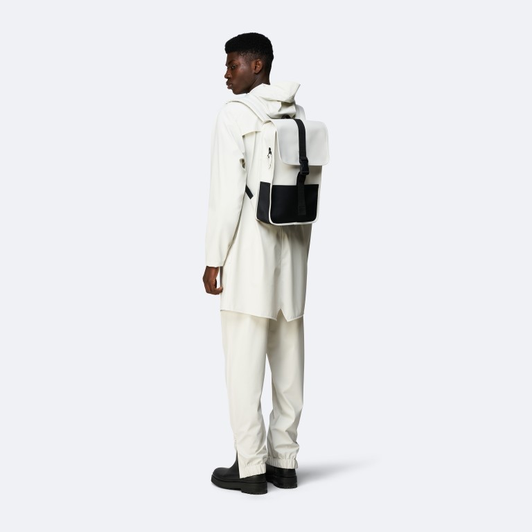 Rucksack Buckle Backpack Mini Off White, Farbe: weiß, Marke: Rains, EAN: 5711747472368, Abmessungen in cm: 29x42x8, Bild 4 von 5