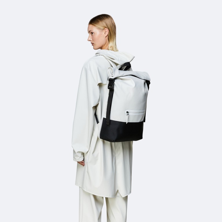 Rucksack Buckle Rolltop Off White, Farbe: weiß, Marke: Rains, EAN: 5711747472443, Abmessungen in cm: 34x47x12, Bild 3 von 5