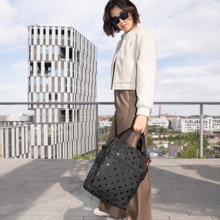 Rucksack Allrounder R Glossy Dots Black, Farbe: schwarz, Marke: Reisenthel, EAN: 4012013741616, Abmessungen in cm: 31x39x17, Bild 4 von 7