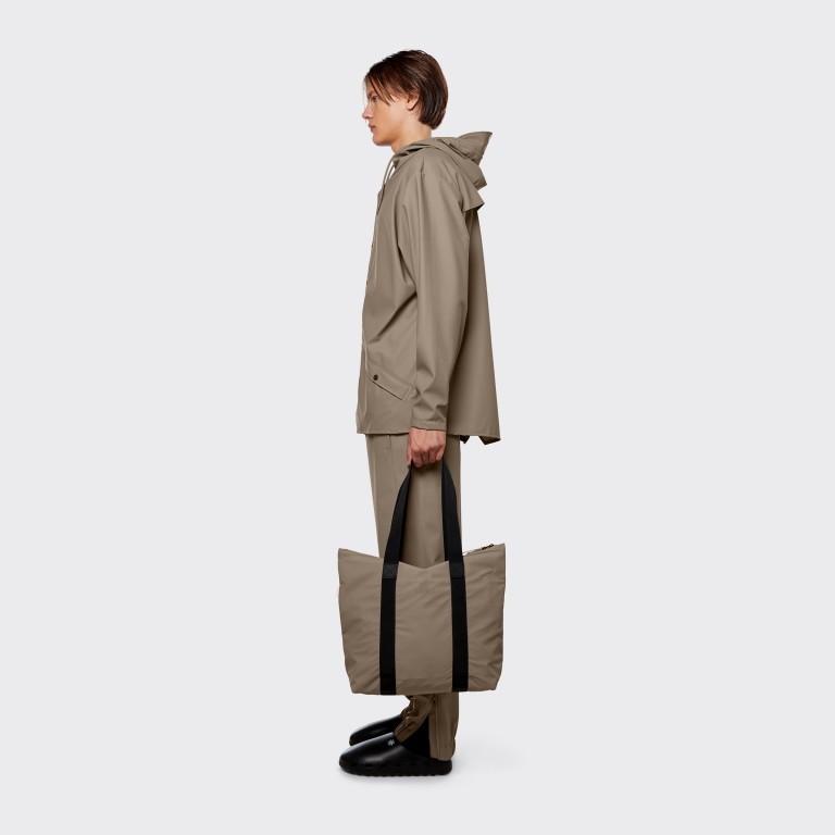Shopper Tote Bag Rush Taupe, Farbe: taupe/khaki, Marke: Rains, EAN: 5711747497668, Abmessungen in cm: 35x36x13, Bild 3 von 5