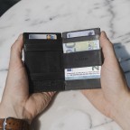 Geldbörse Essenziale Magic AirTag Wallet mit RFID-Schutz, Marke: Garzini, Abmessungen in cm: 7.5x10.8x1.8, Bild 7 von 8